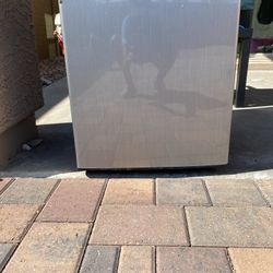 Like new mini fridge 