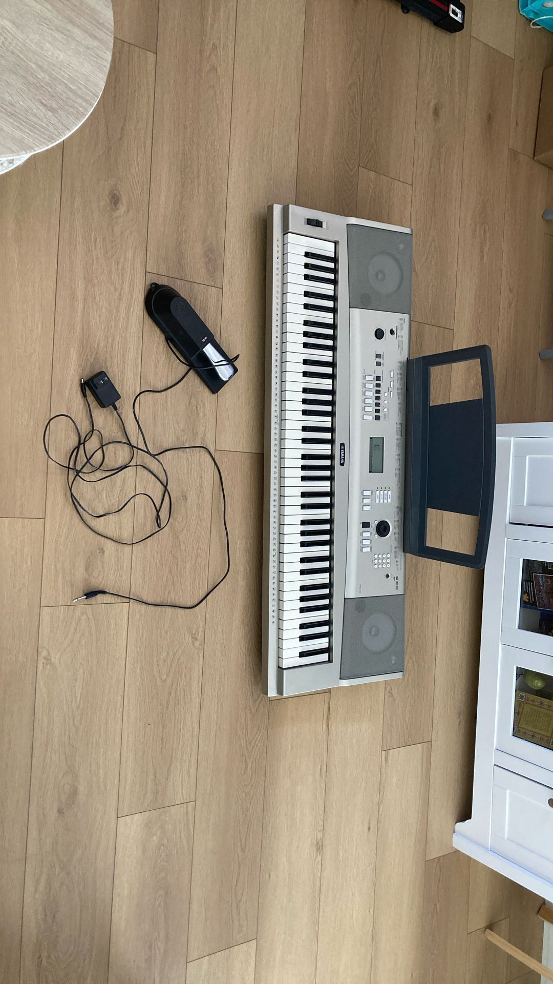 Yamaha Keyboard Silver