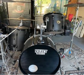 Tama rockstar five  piece drum set. Read full description below .