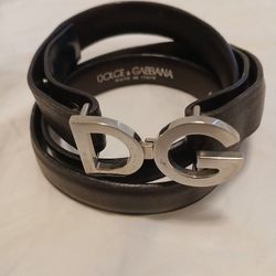 Dolce & Gabbana Black Leather Slim Belt With Silver Hook And Eye Closure. 