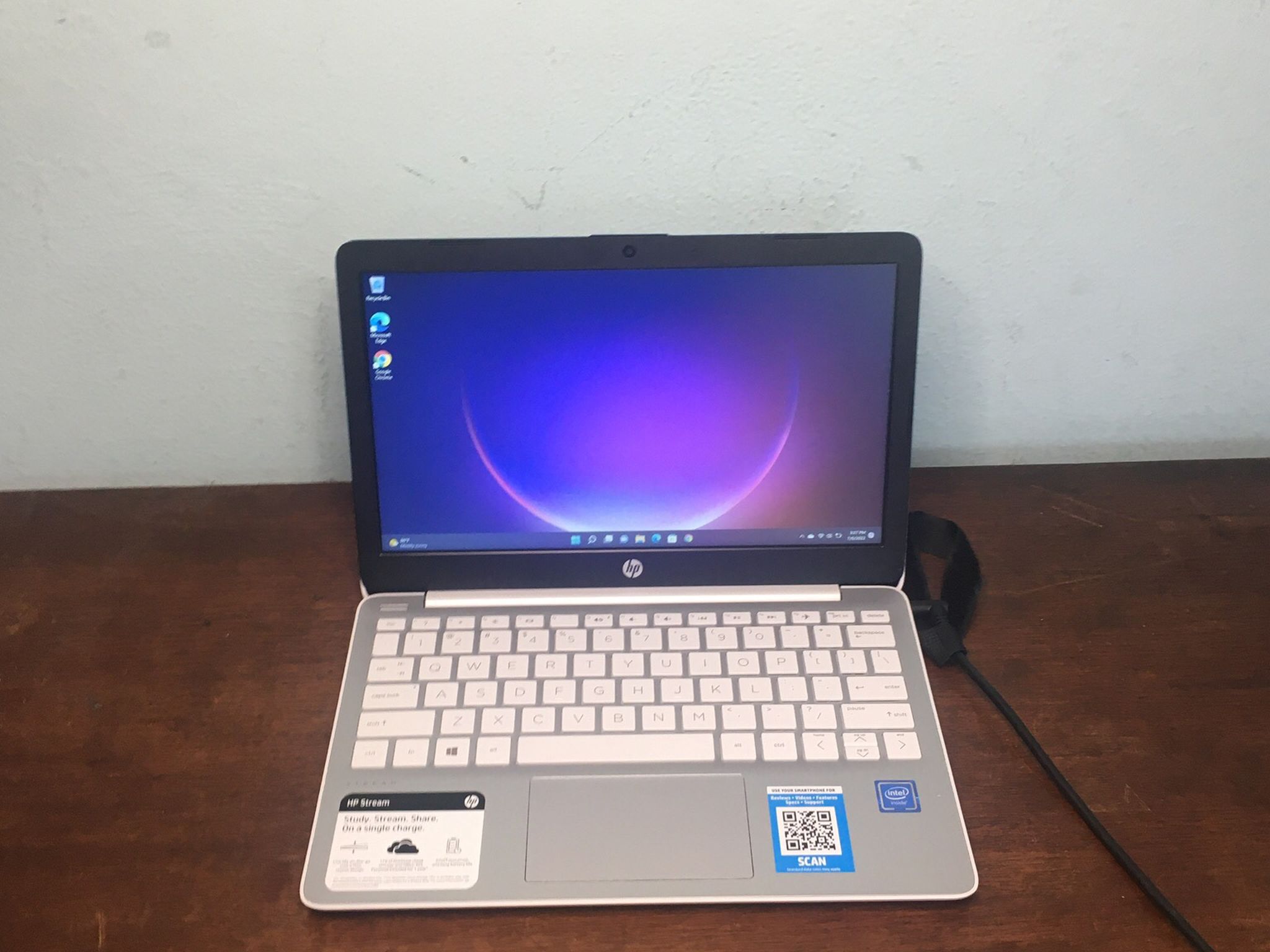 White HP 11.6” Laptop Computer; Intel Atom Quad Core, 4 GB RAM, Windows 10 