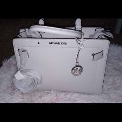 Michael Kors Hand Or Crossbody Pocketbook 
