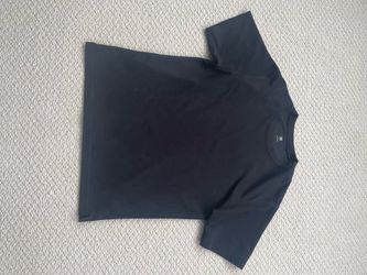 black uniqlo tee
