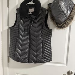 Woman’s Beautiful Vest With Fur Lined Hood 