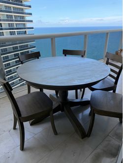 Pottery barn round table & 6 chairs