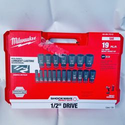 Milwaukee SHOCKWAVE 1/2 in. Drive SAE 6 Point Impact Socket Set (19-Piece)