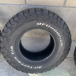 Pair Of Bf Goodrich All Terrain Tires 31/10.50/r15 In Very Good Condition .