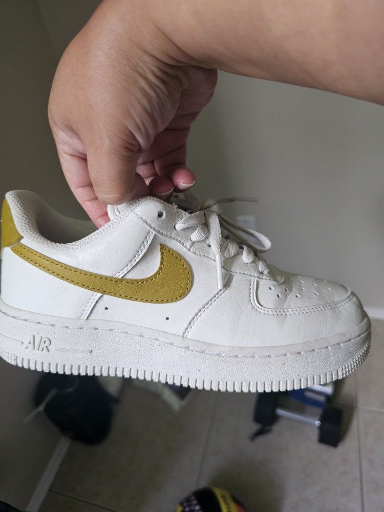 Woman's Nike Size 6