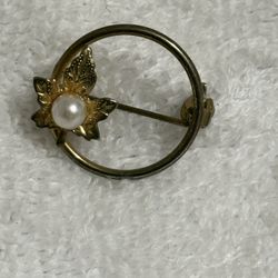 Maple Leaf Brooch vintage Jewelry Pin Elegant Accessories