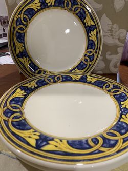 Beautiful set of 4 Made in Italy, Pier One. Yellow/cobalt Blue scroll luncheon plates