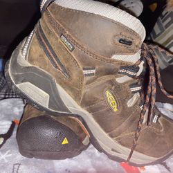 REDUCED! - Keen Hiking Boot - Size 8.5