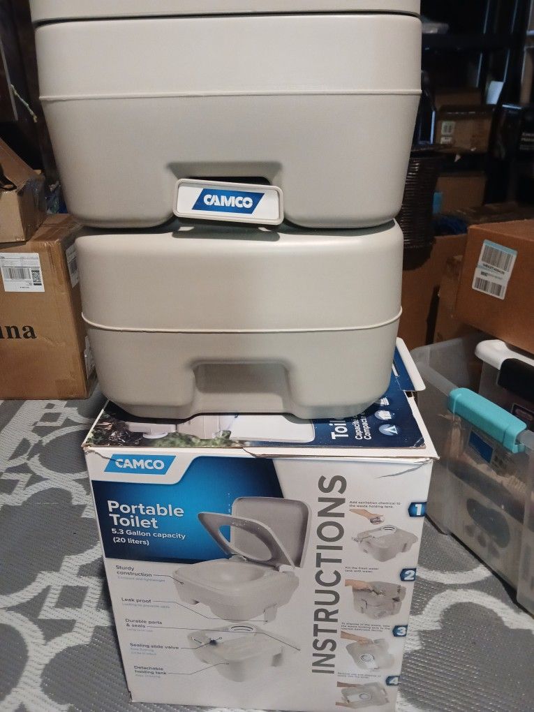 Camco Portable Toilet 5.3 Gallons 