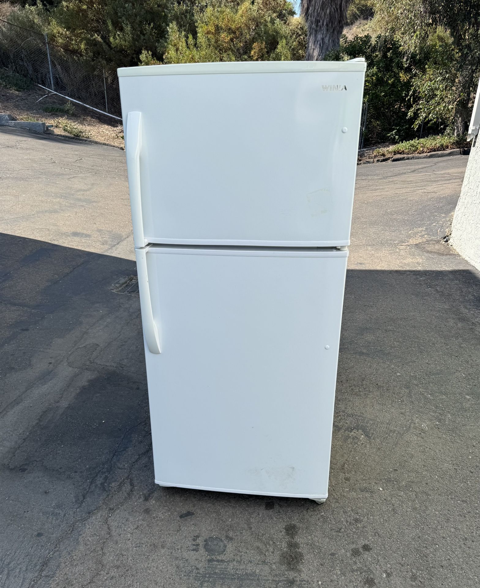 18 Cubic Full Size Refrigerator Fridge With Freezer Free Local Delivery/30 Day Warranty