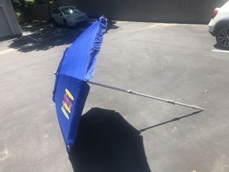 Beach umbrella with self standing screw end