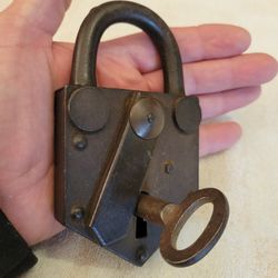 Antique/medieval-style wrought iron padlock. Heavy Duty. Works Smoothly. 440 Grams