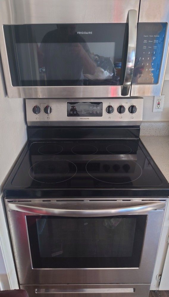 Frigidaire Stove Microwave Set