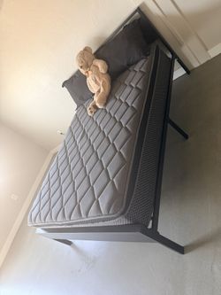Queen Size Metal Frame Bed w/Queen Size Mattres