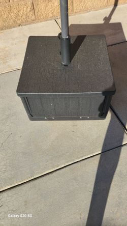 Umbrella stand like new has wheeles