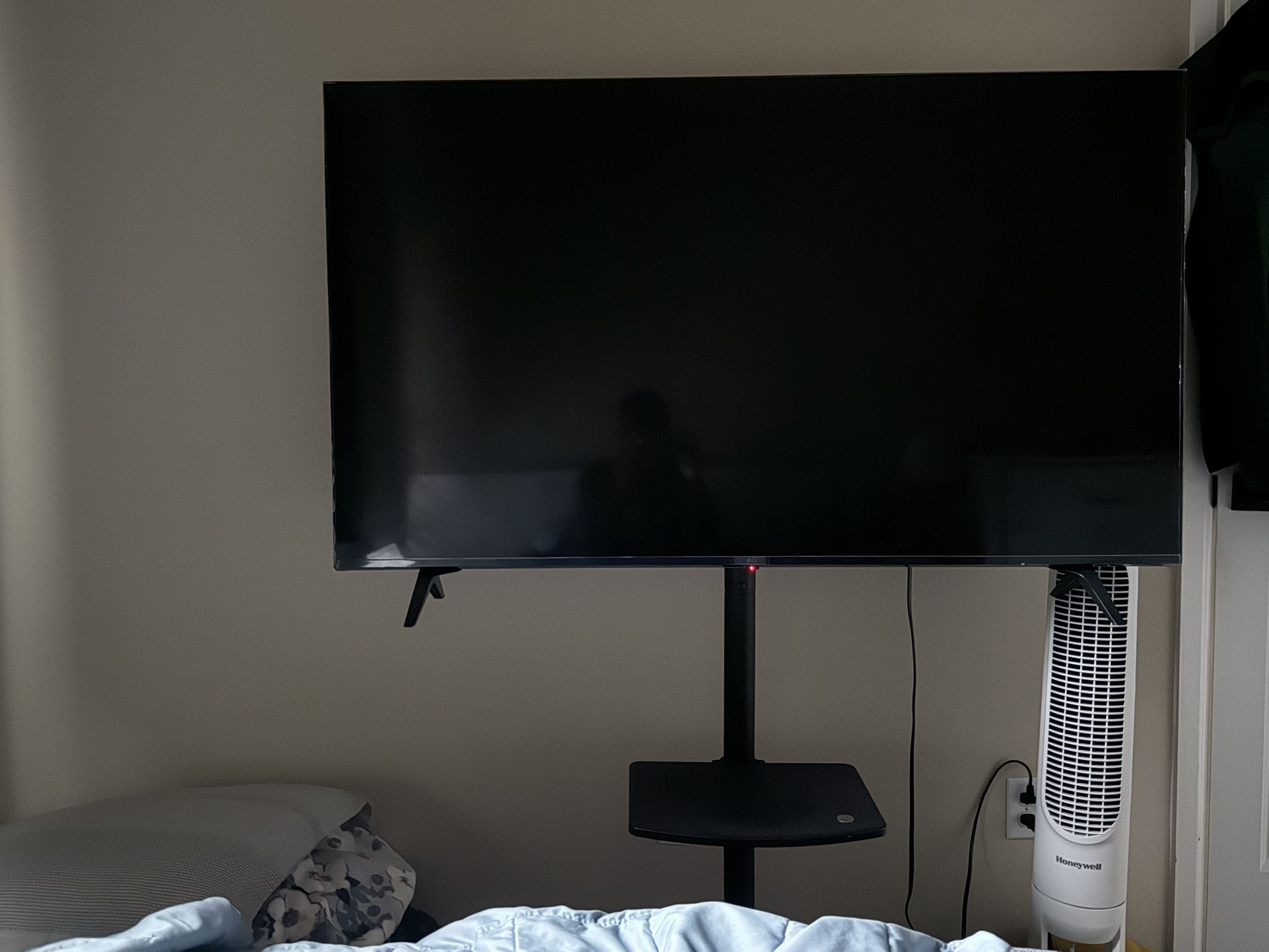 LG55 Inch Tv And Movable Stable For Sale