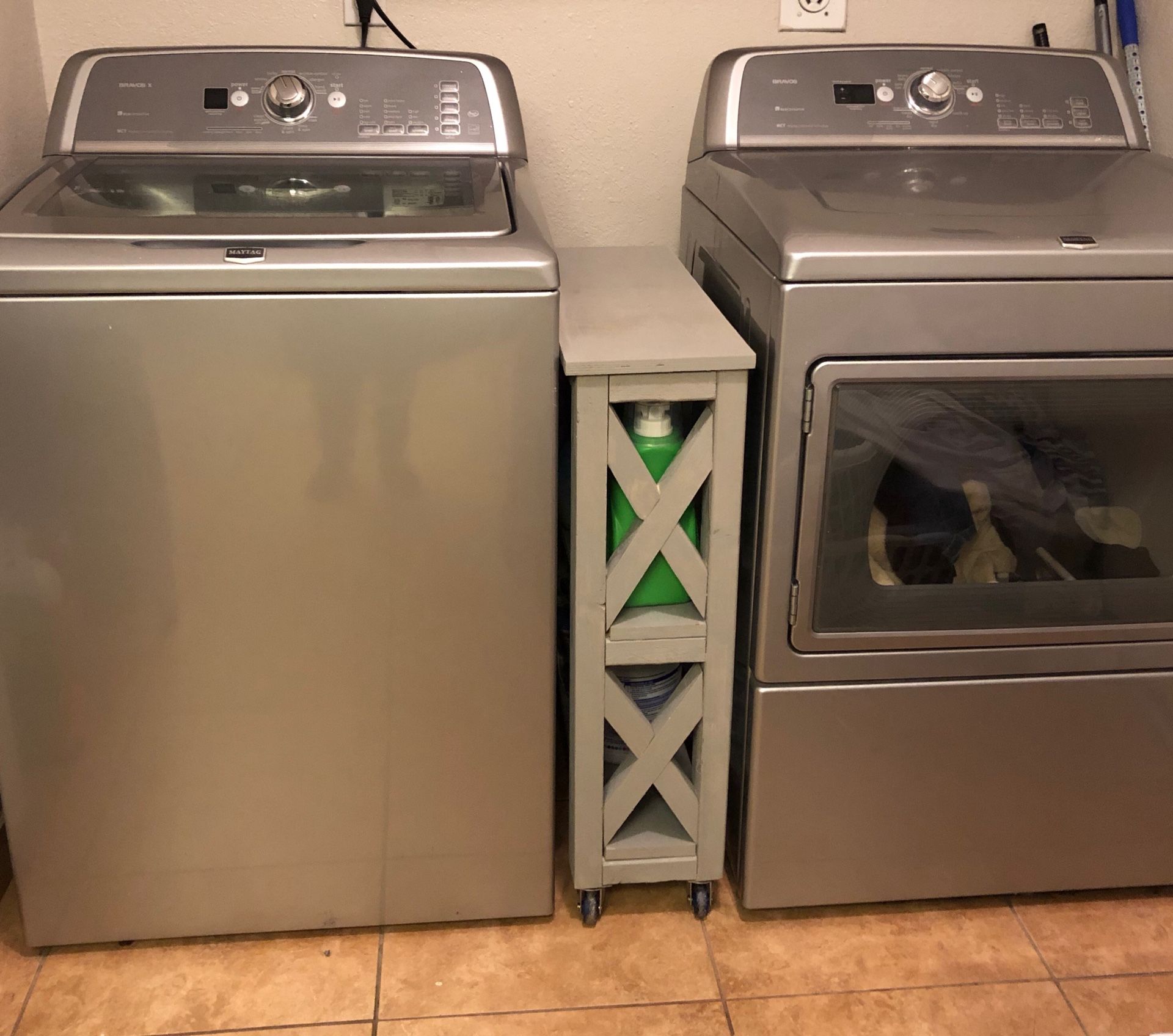 Laundry cart with wheels