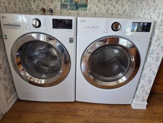 LG Front-Load Washer and Gas Dryer Set- Excellent condition