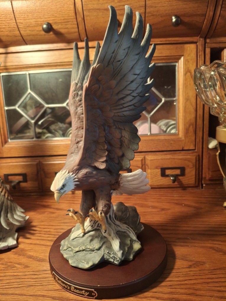 BEAUTIFUL VINTAGE VINTAGE BALD EAGLE FROM MASTER PIECE PORCELAIN COLLECTIONS LIKE NEW