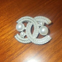 BROOCH 