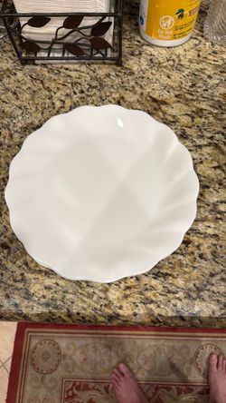 Set of 6 scalloped edge dinner plates