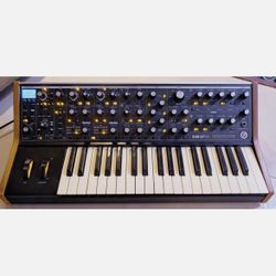 Moog Sub 37 (Almost New)