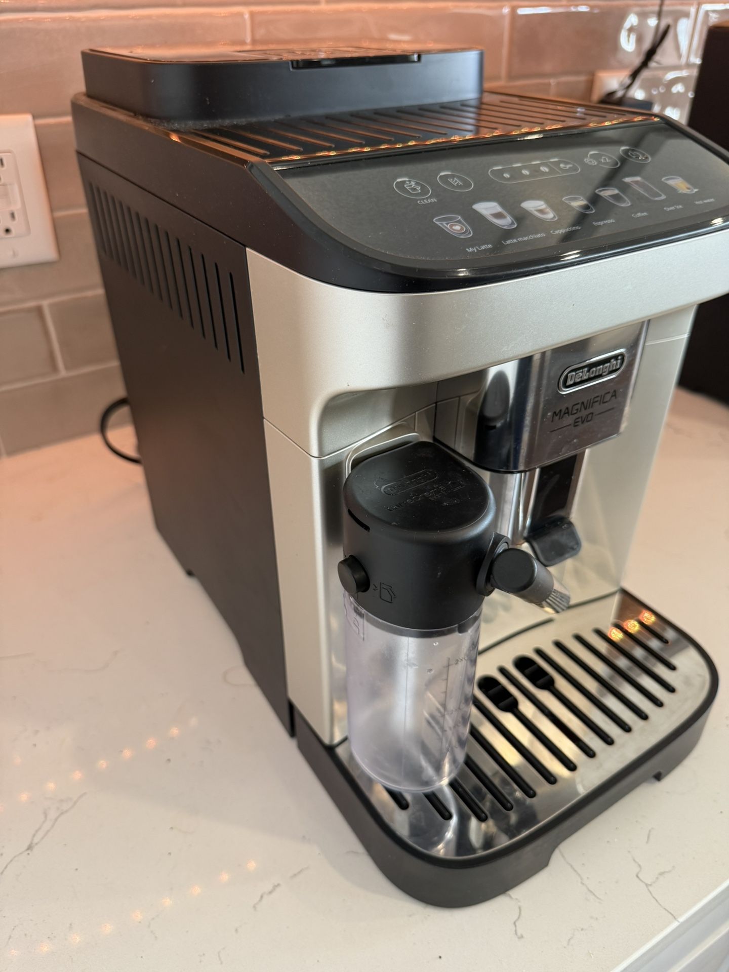 De'Longhi - Magnifica Evo Espresso Machine w/ Automatic Milk Frother for Hot and Iced Lattes