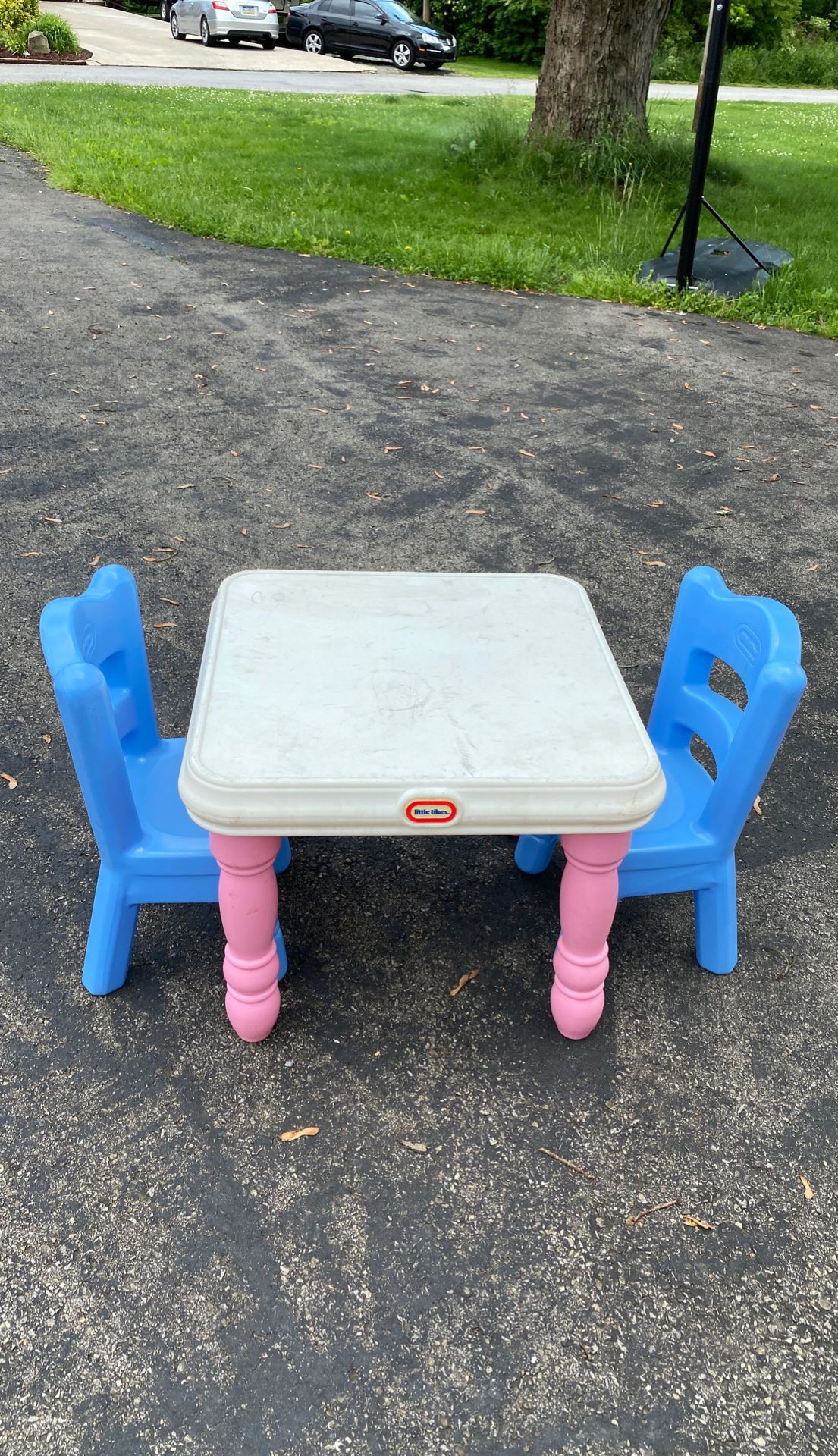Little Tikes kid table & chairs