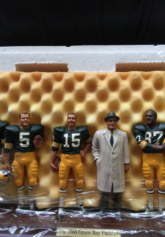 Danbury Mint 1966 Green Bay Packers Super Champion Team Figurine