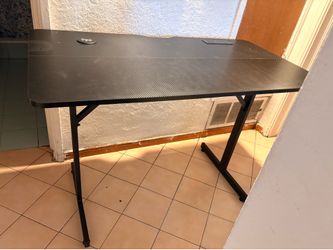 Gaming desk