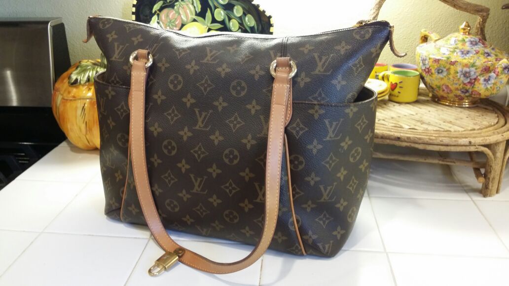 LIKE NEW!! LOUIS VUITTON MM !!! Serial Number SD4120 Authentic. Size W18.0  (16.0) x H12.0 x D6.0(inch) ONLY $ 675!!! for Sale in Sunnyvale, CA -  OfferUp