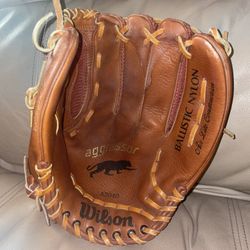 Wilson Aggressor A2040 baseball glove Good Condition Worn Sports Outdoors Fun