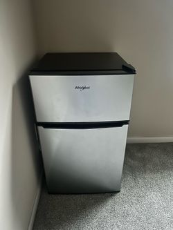 Mini fridge and mini icemaker