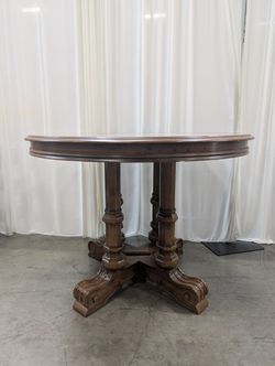 Traditional Round Pedestal Dining Table