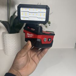 Milwaukee Rover 1000 Lumens Light M18