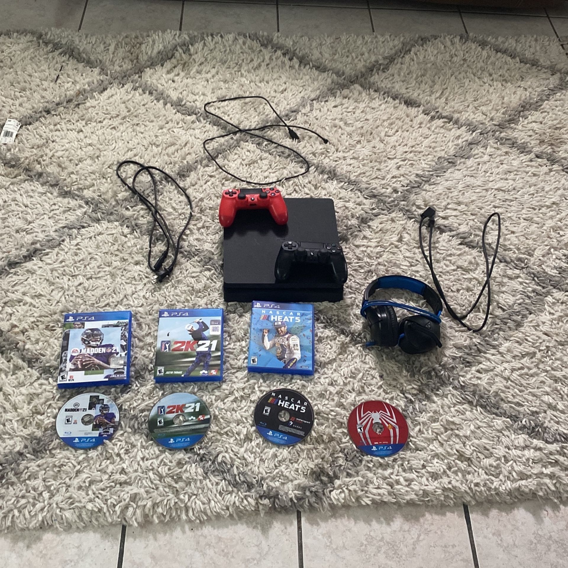 Ps4  With 4 Games A Headset And 2 Controllers Also All The Cables 