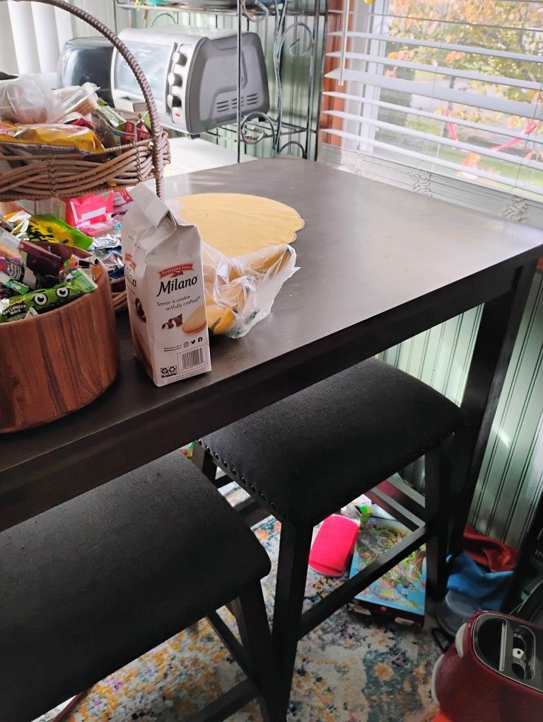 Kitchen Table Counter Height With 4 Padded Bar Stools $230 Firm