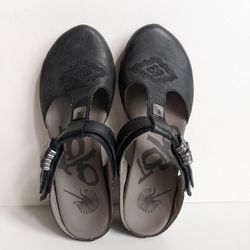 OTBT Black Streams Leather Clog Size: 7
