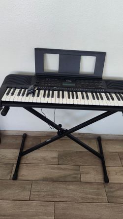Piano Yamaha con base PSR-E273