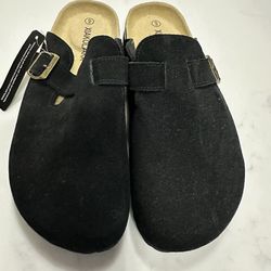 Xiakolaka Black Slip-On’s  (Black Size 9)