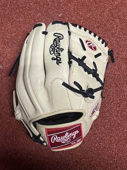 BRAND NEW BASEBALL GLOVE 