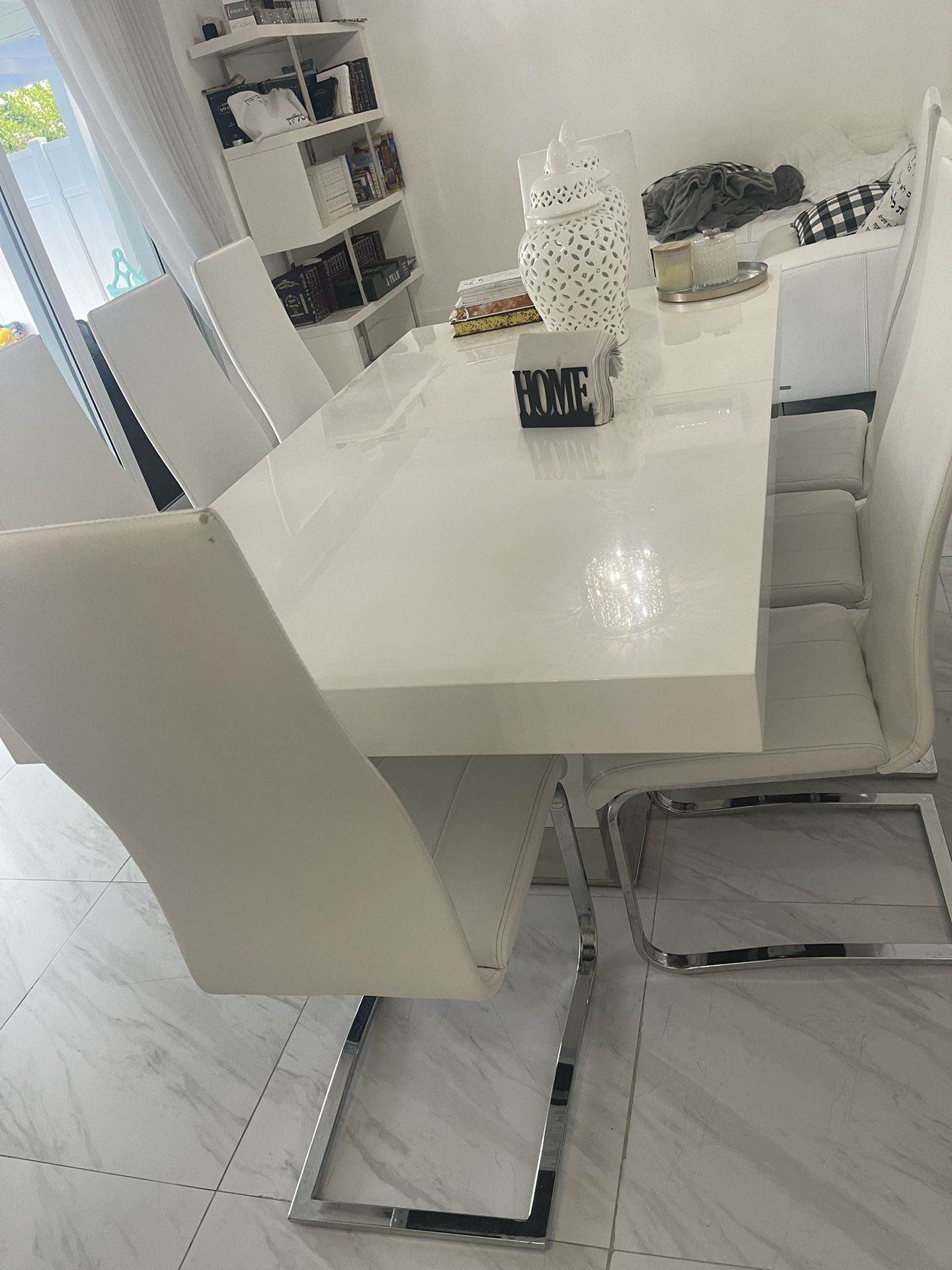 White Modani Dining Table And Chair