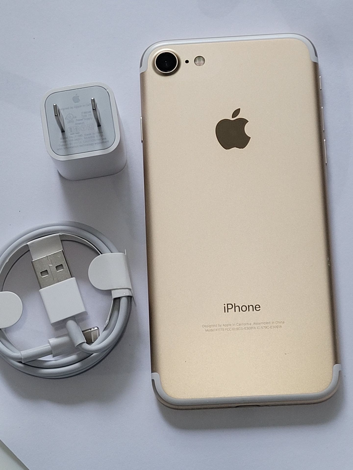 iPhone 7, 128GB, unlocked, works any company sim card any country internationally