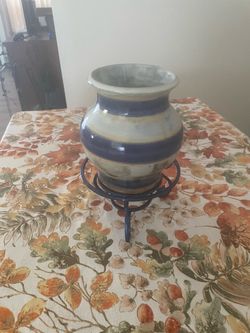 Small base with a pot.