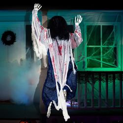 47" Halloween Decorations Outdoor Climbing Zombie Halloween Life Size Hanging Wall Decor Bloodstains Graveyard Yard Porch Haunted House 