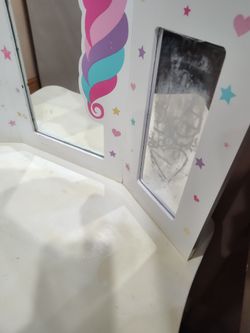 Banity  es de mi hija que está dejando de ser niña  y ya no lo quiso está un poco dañado una mica de espejo yo compré los otros 2 de cristal. Original