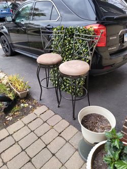 Set of 2 Metal Bar Stools with Cushioned Seats – Decorative & Functional